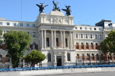 El ministro Planas convoca a las organizaciones profesionales agrarias a una reunión el próximo jueves
